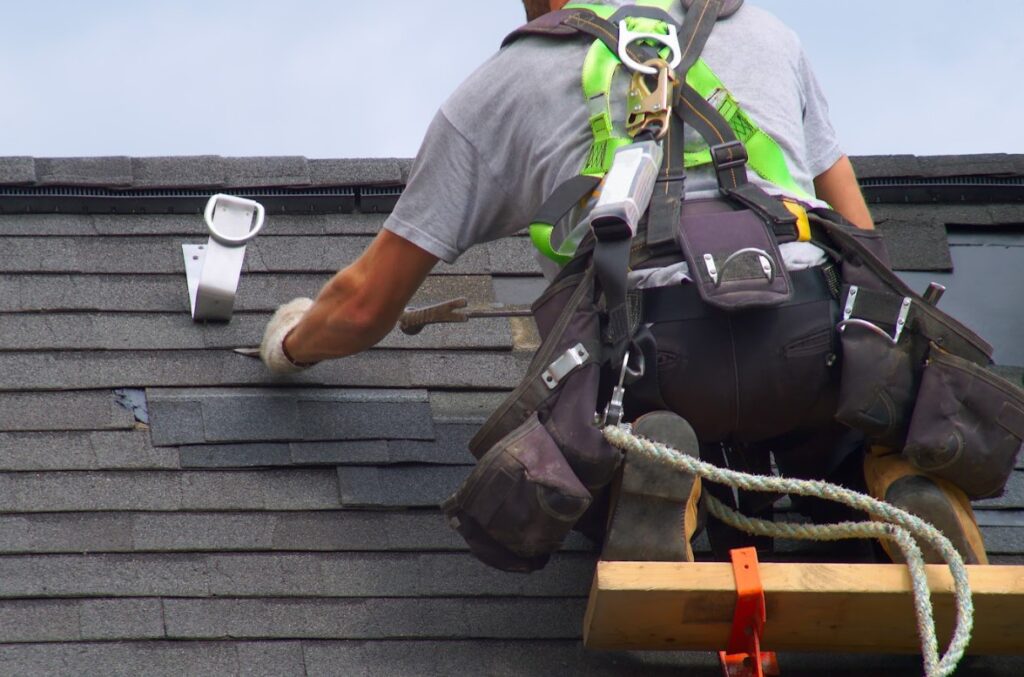 do roofers need to be licensed and insured in Baton Rouge